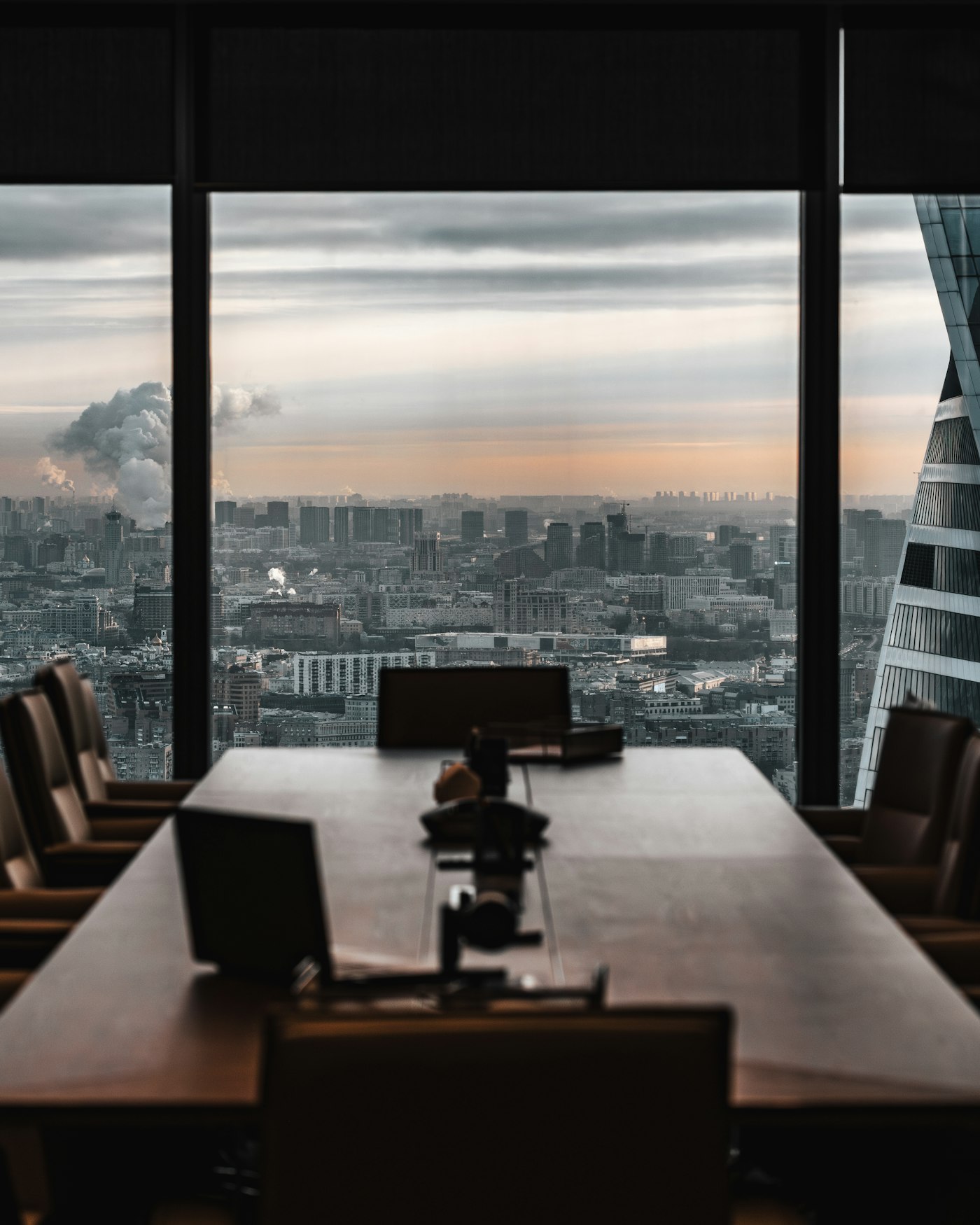 Salle de conseil avec vue panoramique sur la ville